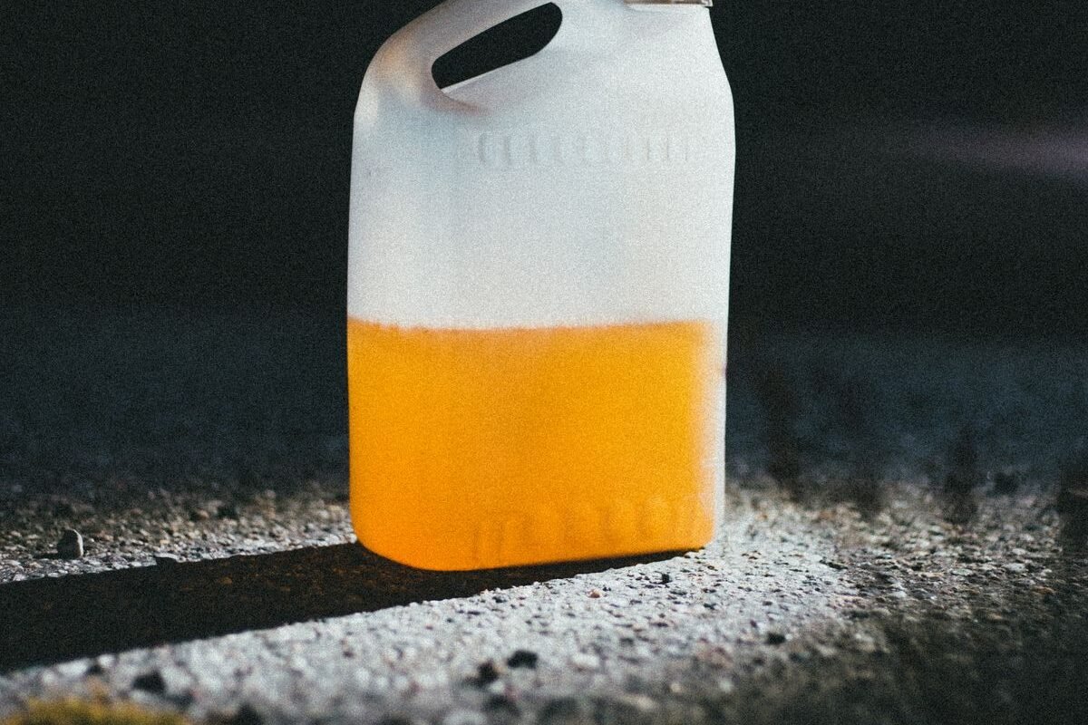 Container of coloured coolant fluid for a van cooling system